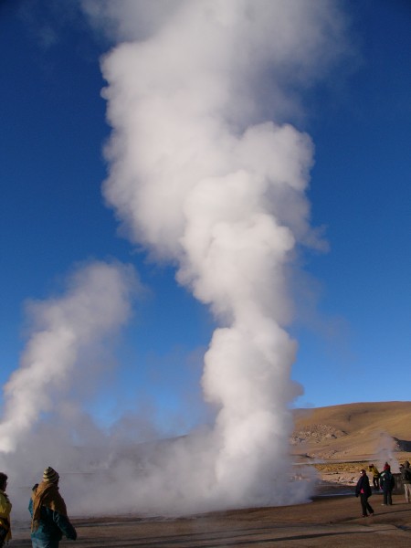 P1080364.JPG - An erupting Geyser. Unlike in Yellowstone, these Geysers did not have fancy names.