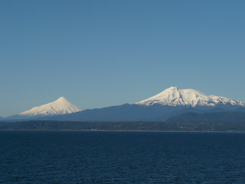 P1080793.JPG - 5 pm: We are finally off. The perfectly shaped volcano Osorno and the relatively shabby looking Calbuco.
