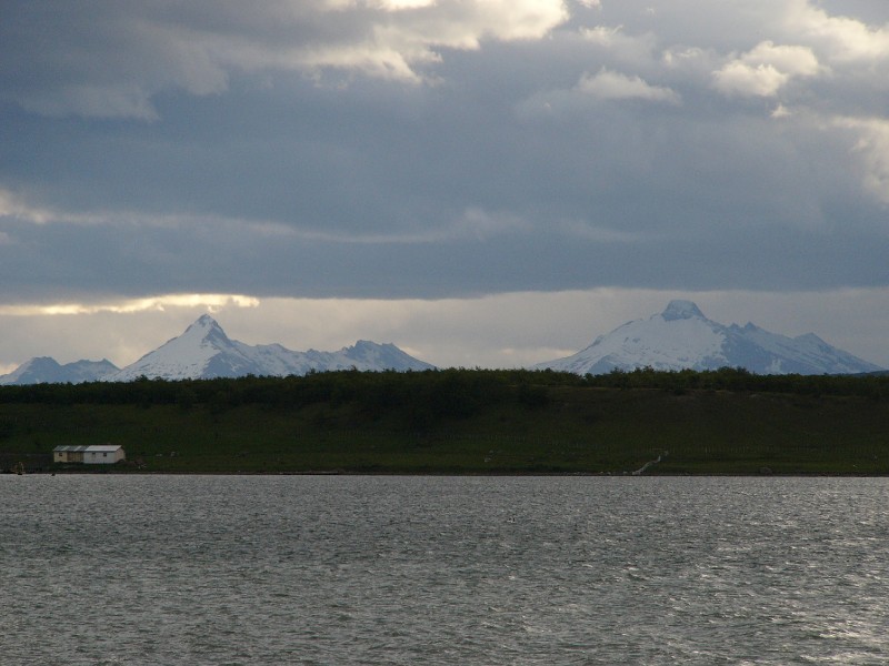 P1090273.JPG - Dark clouds over the mountains near Puerto Natales